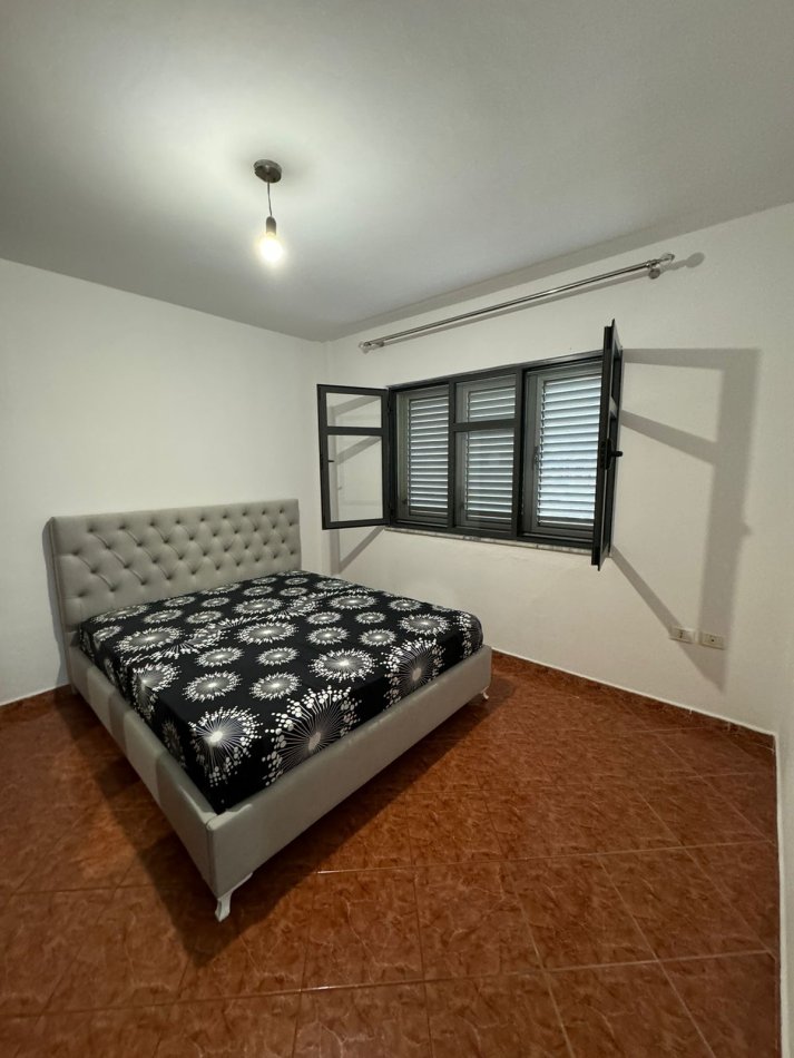 Tirane, jepet me qera apartament 2+1+Ballkon Kati 2, 85 m² 350 € (Prane terminalit te autobusave , Kompleksi Malajzian)