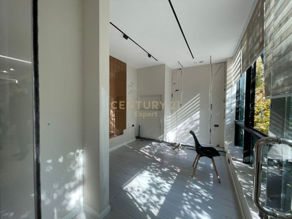 Tirane, jepet me qera ambjent biznesi Kati 1, 94 m² 1.350 € (Liceu Artistik)