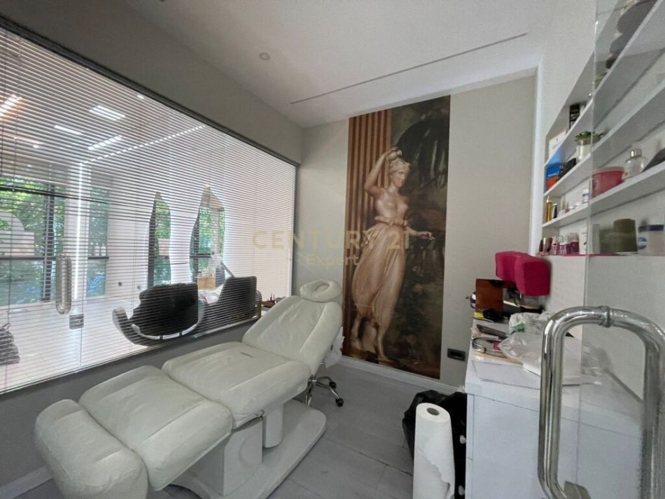 Tirane, jepet me qera ambjent biznesi Kati 1, 94 m² 1.350 € (Liceu Artistik)