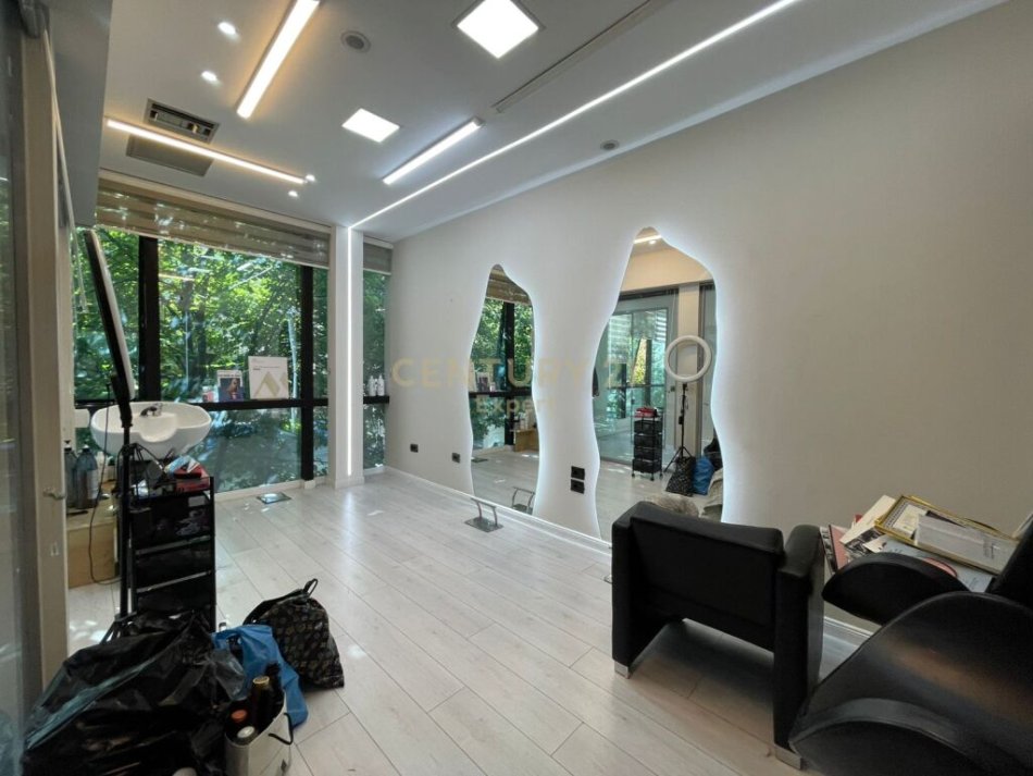 Tirane, jepet me qera ambjent biznesi Kati 1, 94 m² 1.350 € (Liceu Artistik)