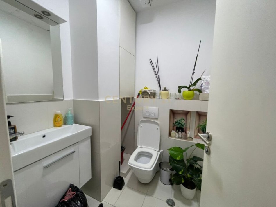 Tirane, jepet me qera ambjent biznesi Kati 1, 94 m² 1.350 € (Liceu Artistik)
