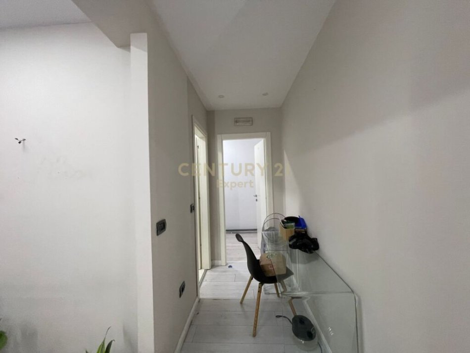 Tirane, jepet me qera ambjent biznesi Kati 1, 94 m² 1.350 € (Liceu Artistik)