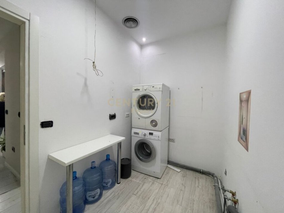 Tirane, jepet me qera ambjent biznesi Kati 1, 94 m² 1.350 € (Liceu Artistik)