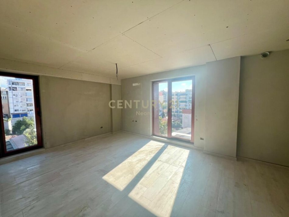 Tirane, shes apartament 1+1 , 70 m² 210.300 € (Rruga e Kavajës)