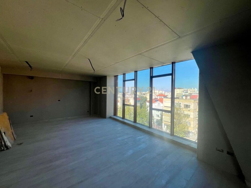 Tirane, shes apartament 1+1 , 84 m² 251.250 € (Rruga e Kavajës)