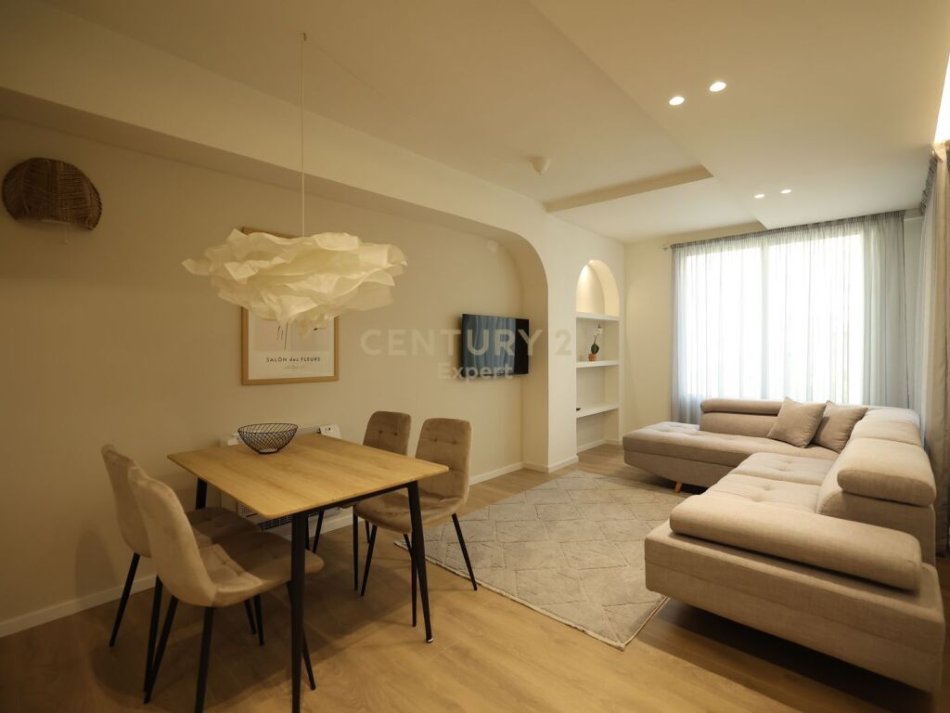 Tirane, jepet me qera apartament 1+1 Kati 4, 63 m² 800 € (Sheshi Wilson)