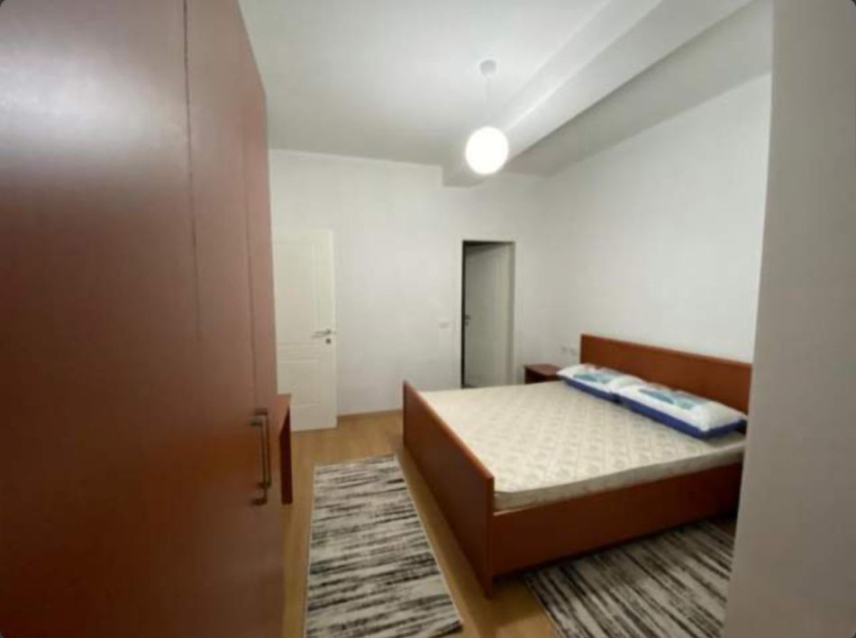 Tirane, jepet me qera apartament 3+1 Kati 5, 120 m² 650 € (5 Maj)