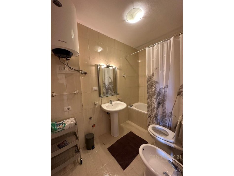 Tirane, jepet me qera apartament 2+1 Kati 7, 133 m² 800 € (Air Albania Stadium)