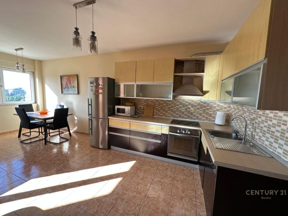 Tirane, jepet me qera apartament 2+1 Kati 7, 133 m² 800 € (Air Albania Stadium)