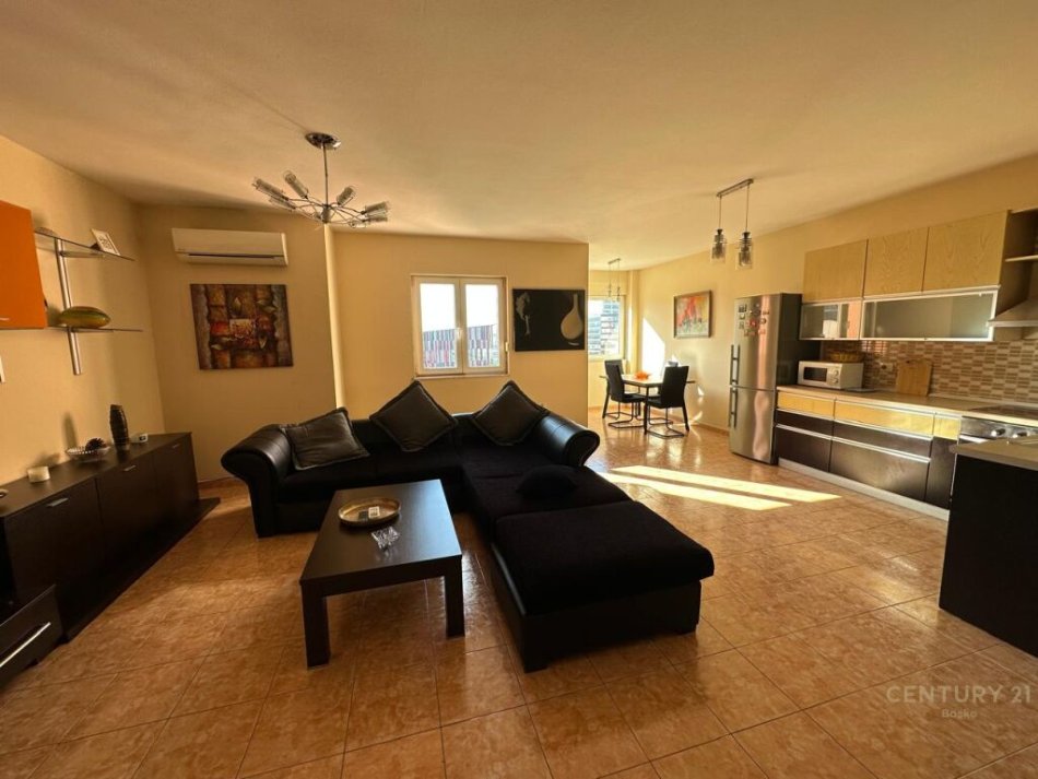 Tirane, jepet me qera apartament 2+1 Kati 7, 133 m² 800 € (Air Albania Stadium)