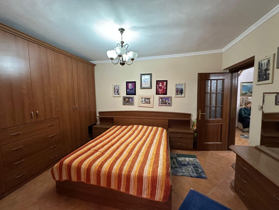 Tirane, jepet me qera apartament 2+1 Kati 4, 95 m² 650 € (pallati i sporteve)