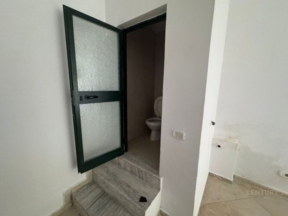 Tirane, shitet dyqan Kati 0, 30 m² 38.000 € (21 Dhjetori)