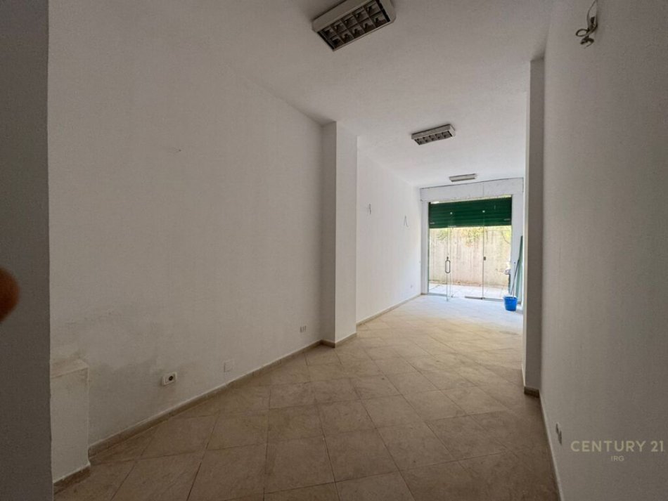 Tirane, shitet dyqan Kati 0, 30 m² 38.000 € (21 Dhjetori)