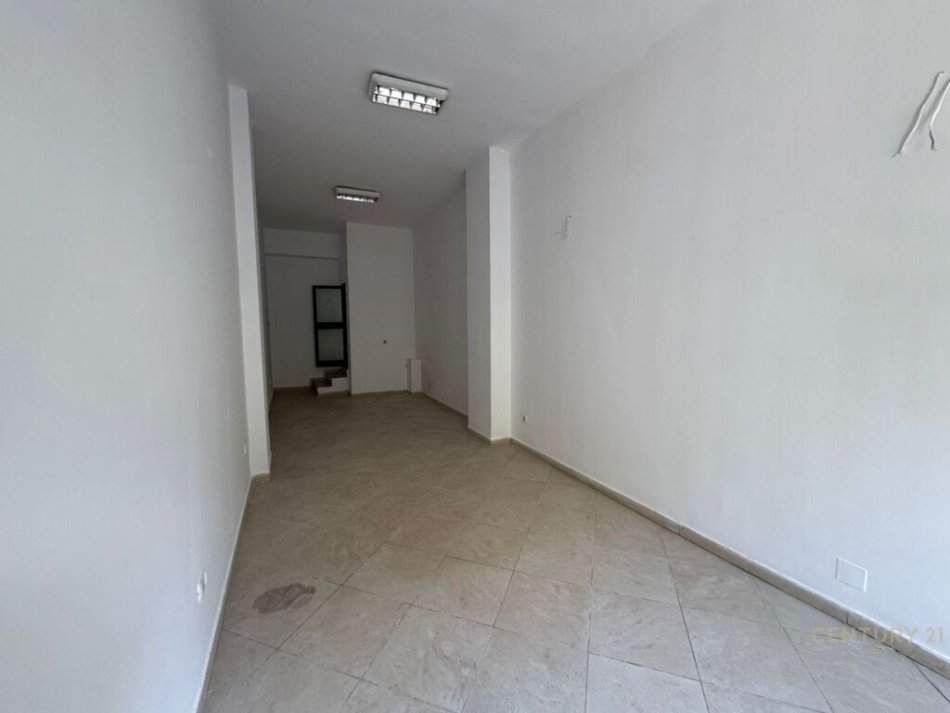 Tirane, shitet dyqan Kati 0, 30 m² 38.000 € (21 Dhjetori)