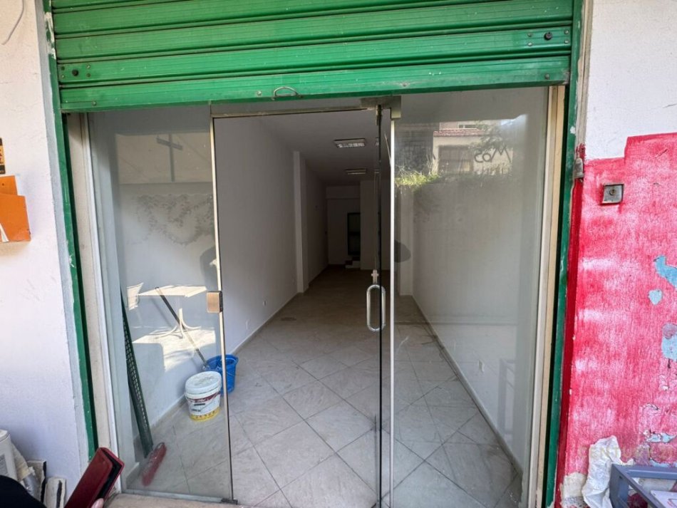 Tirane, shitet dyqan Kati 0, 30 m² 38.000 € (21 Dhjetori)