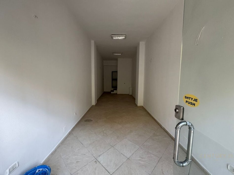 Tirane, shitet dyqan Kati 0, 30 m² 38.000 € (21 Dhjetori)