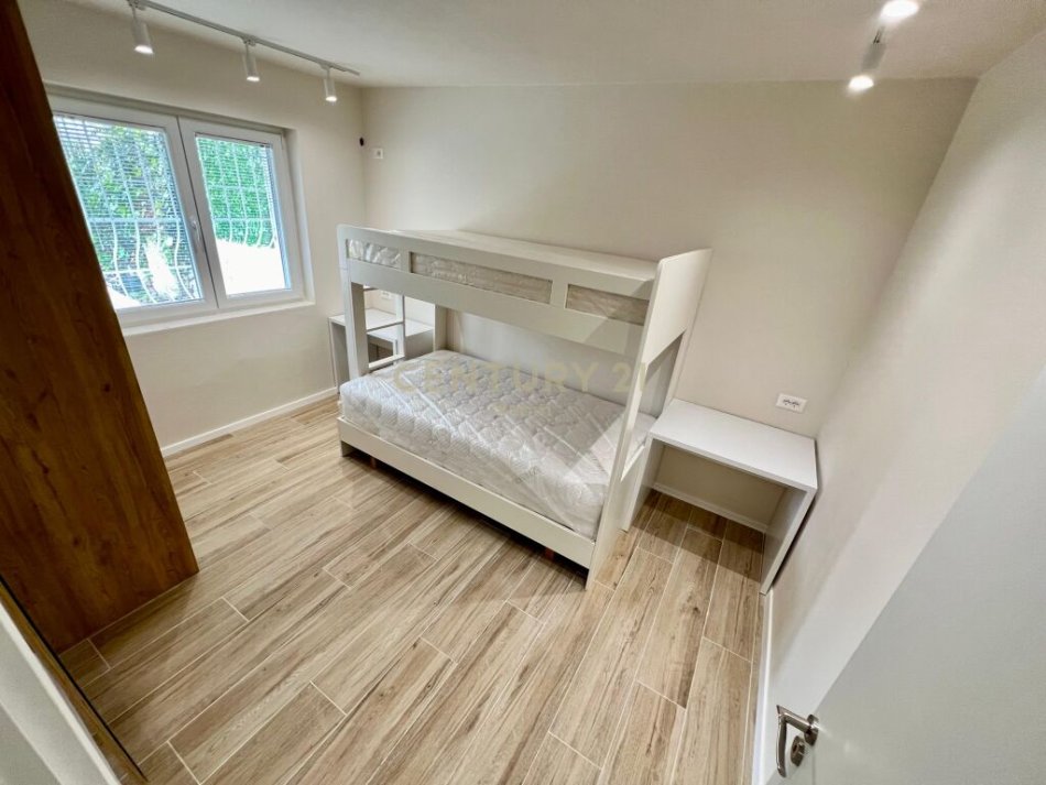 Tirane, jap me qera apartament 2+1 + 2 POSTE PARKIMI , 164 m² 600 € (pranë Hotel DIPLOMAT, Selitë)