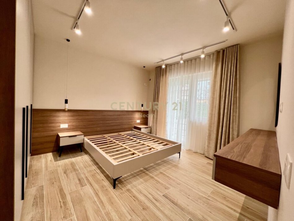 Tirane, jap me qera apartament 2+1 + 2 POSTE PARKIMI , 164 m² 600 € (pranë Hotel DIPLOMAT, Selitë)
