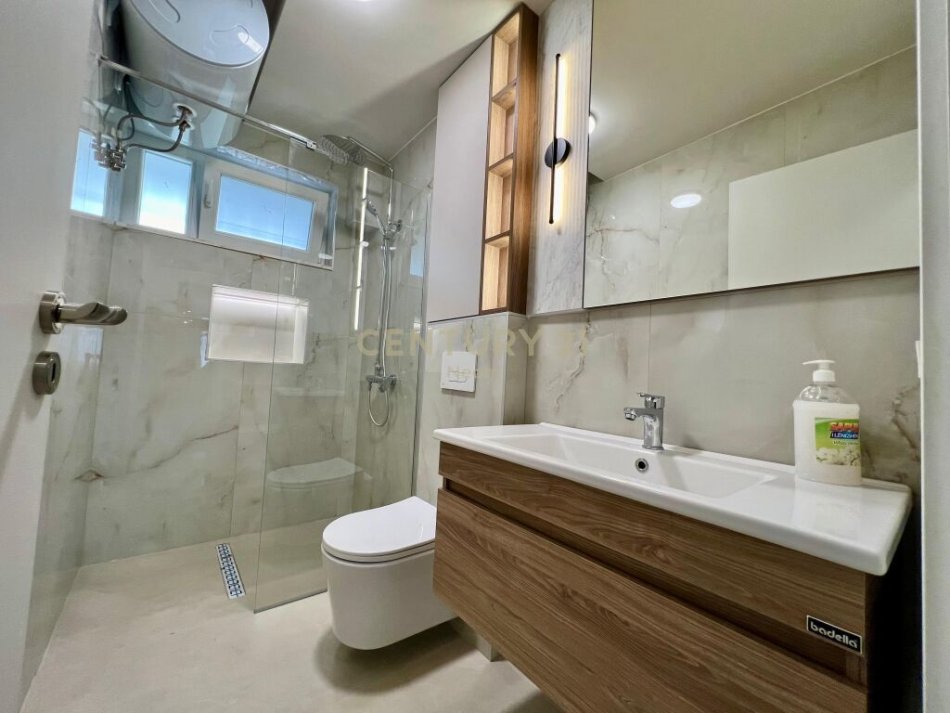 Tirane, jap me qera apartament 2+1 + 2 POSTE PARKIMI , 164 m² 600 € (pranë Hotel DIPLOMAT, Selitë)
