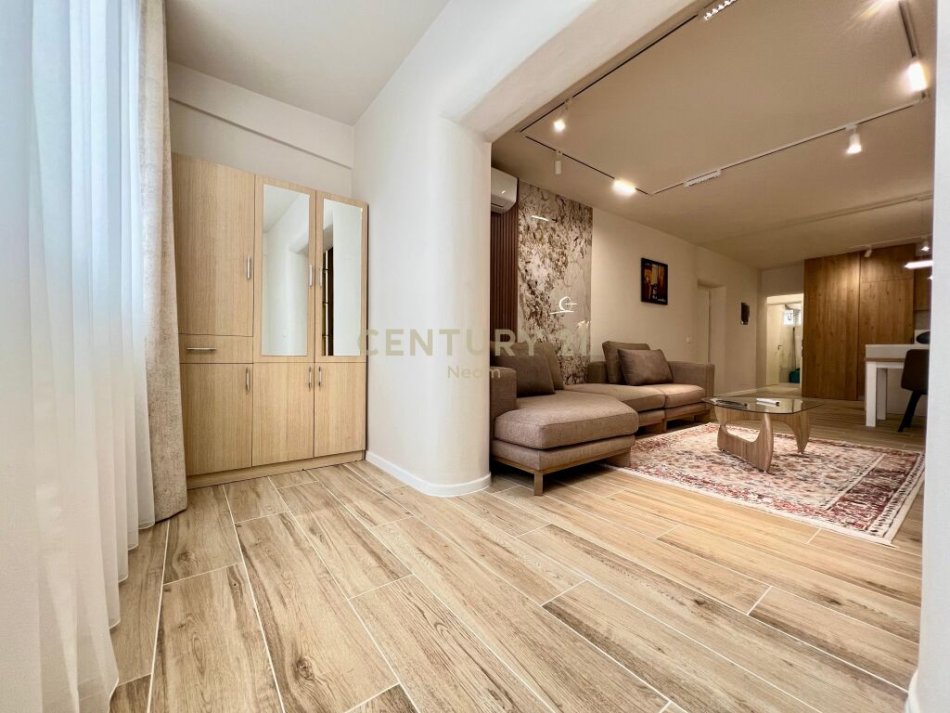 Tirane, jap me qera apartament 2+1 + 2 POSTE PARKIMI , 164 m² 600 € (pranë Hotel DIPLOMAT, Selitë)