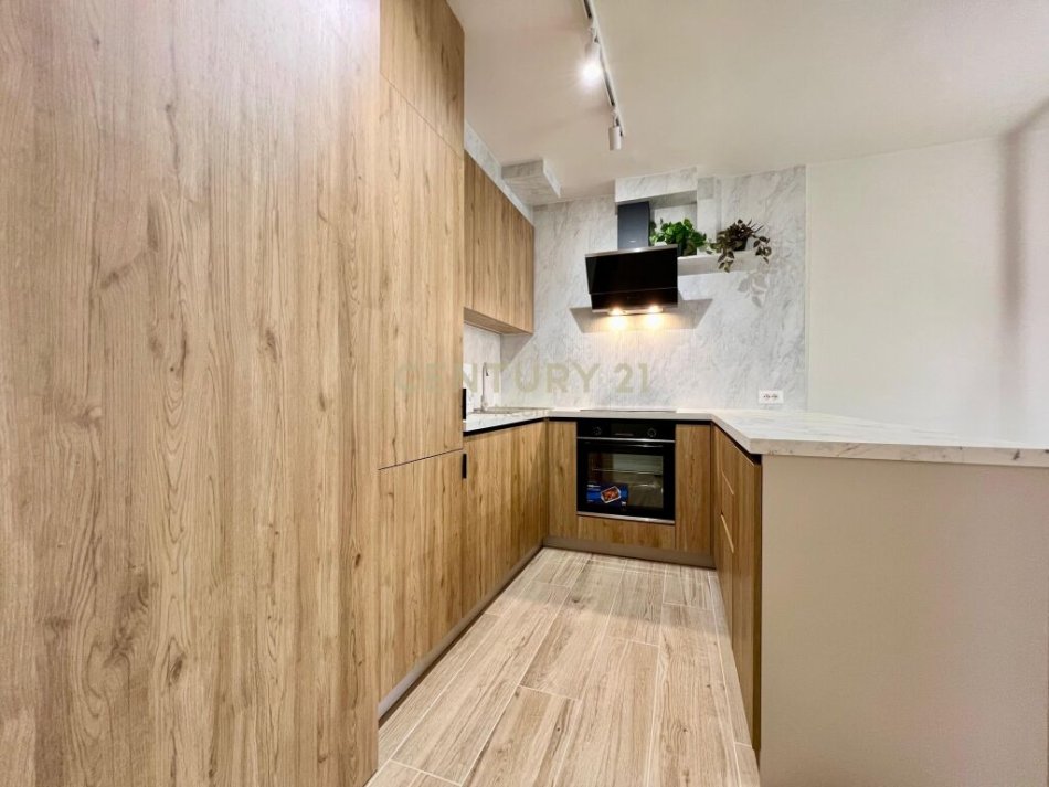 Tirane, jap me qera apartament 2+1 + 2 POSTE PARKIMI , 164 m² 600 € (pranë Hotel DIPLOMAT, Selitë)