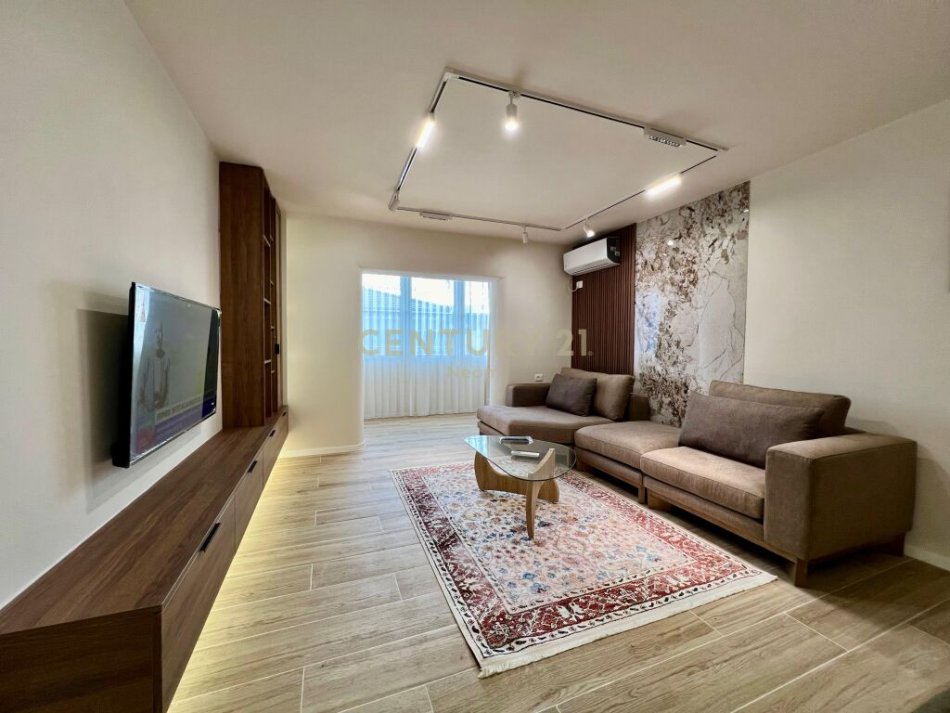 Tirane, jap me qera apartament 2+1 + 2 POSTE PARKIMI , 164 m² 600 € (pranë Hotel DIPLOMAT, Selitë)