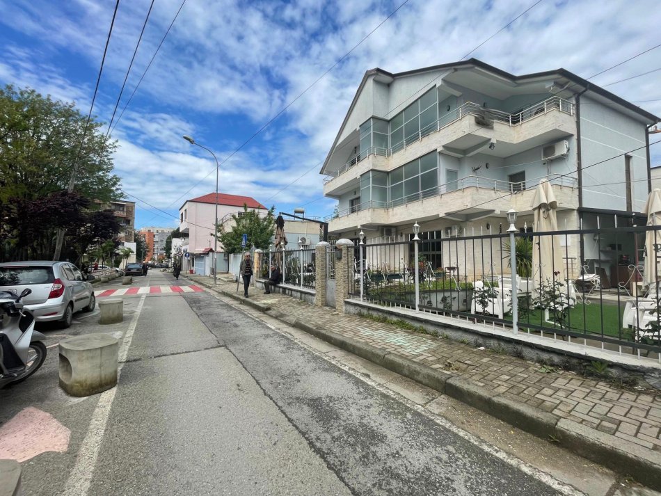 Qera, Ambient, Shkolla Gjon Buzuku, Tiranë - 3000€ | 450 m²