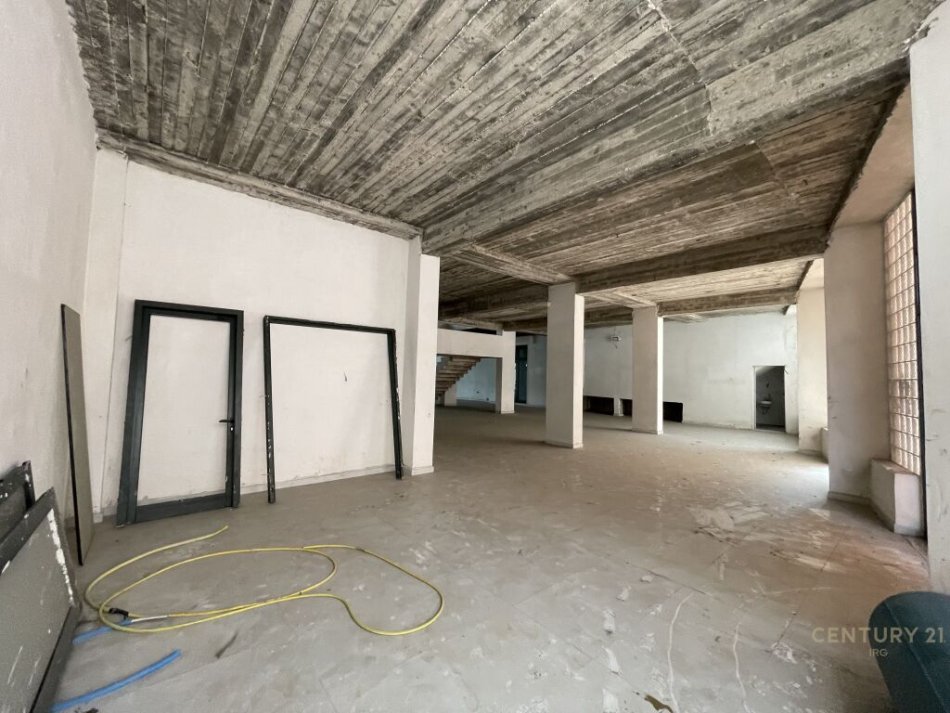 Tirane, jap me qera ambjent biznesi , 500 m² 9.000 € (Komuna e Parisit)