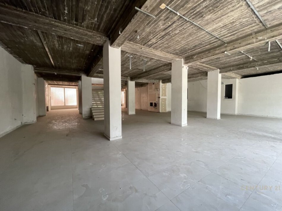 Tirane, jap me qera ambjent biznesi , 500 m² 9.000 € (Komuna e Parisit)