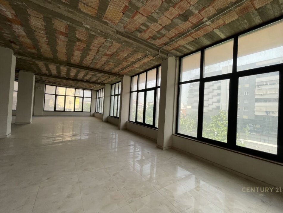 Tirane, jepet me qera ambjent biznesi Kati 1, 500 m² (Mbikalimi i Komunes se Parisit Tirana, Albania)