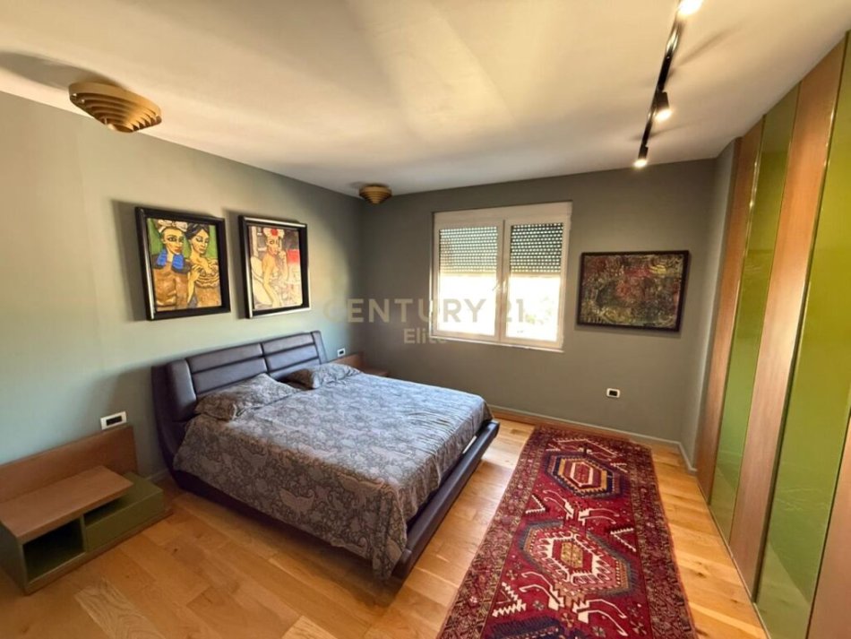 Tirane, jepet me qera apartament 2+1 Kati 7, 140 m² 1.500 € (Ish Blloku)