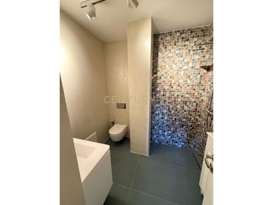Tirane, jepet me qera apartament 2+1 Kati 7, 140 m² 1.500 € (Ish Blloku)