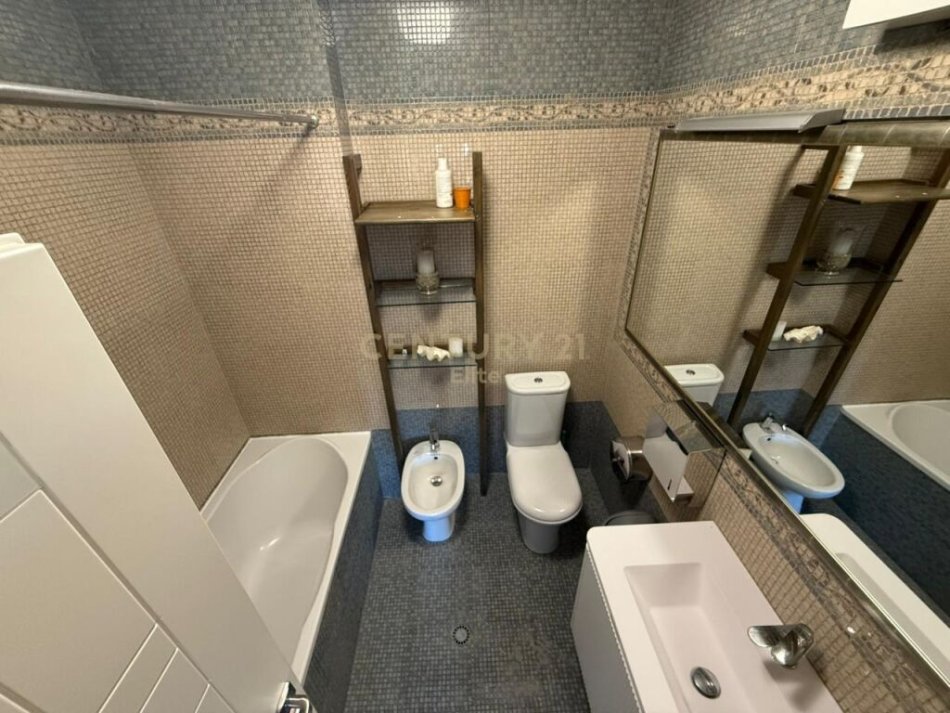Tirane, jepet me qera apartament 2+1 Kati 7, 140 m² 1.500 € (Ish Blloku)