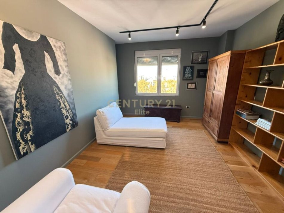 Tirane, jepet me qera apartament 2+1 Kati 7, 140 m² 1.500 € (Ish Blloku)