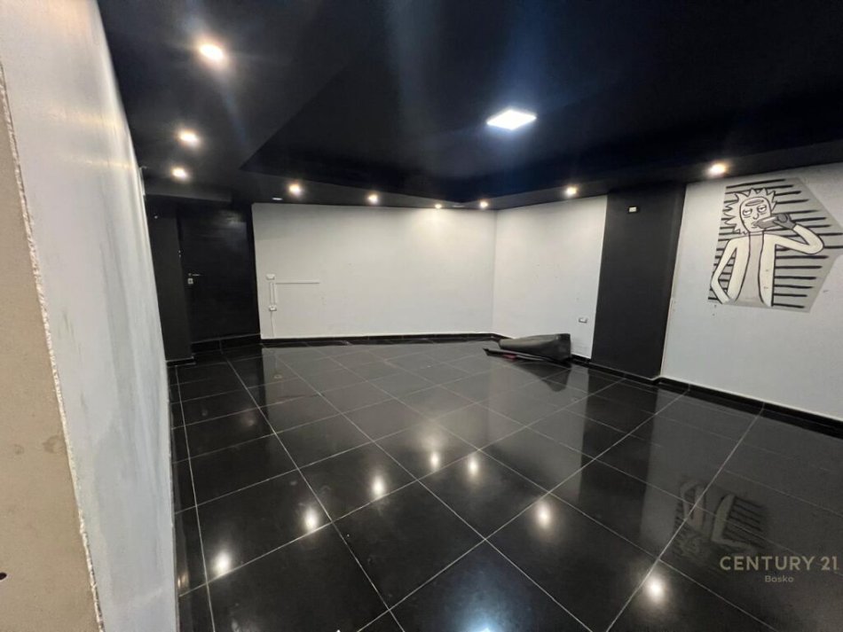 Tirane, jepet me qera ambjent biznesi Kati -1, 150 m² 800 € (Rruga 5 Maji)