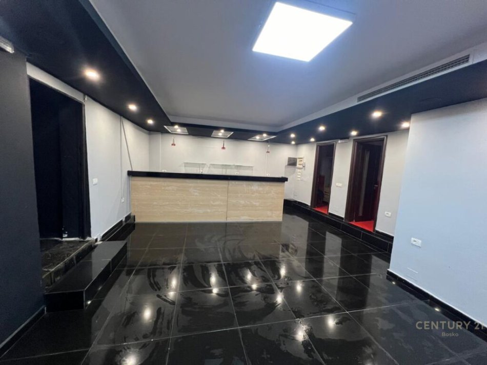 Tirane, jepet me qera ambjent biznesi Kati -1, 150 m² 800 € (Rruga 5 Maji)