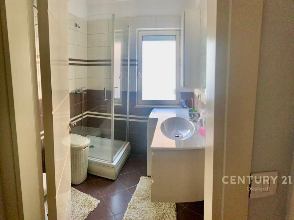 Tirane, jepet me qera apartament 2+1+Aneks+Ballkon Kati 5, 109 m² 600 € (yzberisht)