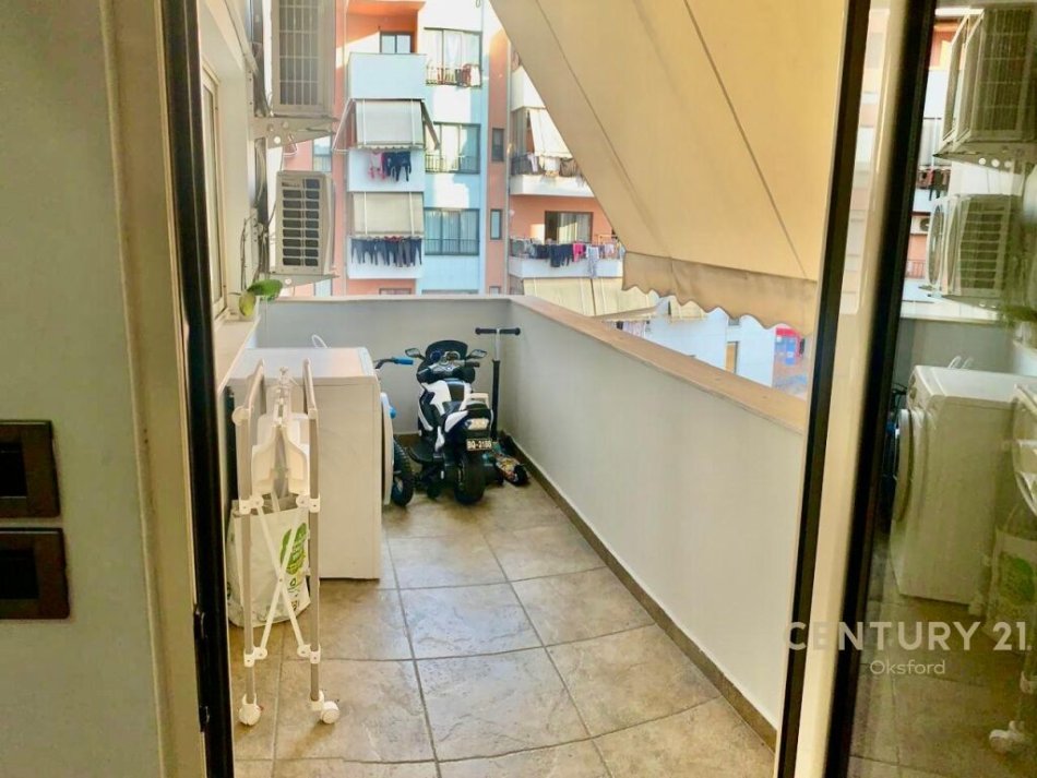 Tirane, jepet me qera apartament 2+1+Aneks+Ballkon Kati 5, 109 m² 600 € (yzberisht)