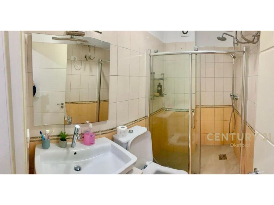 Tirane, jepet me qera apartament 2+1+Aneks+Ballkon Kati 5, 109 m² 600 € (yzberisht)