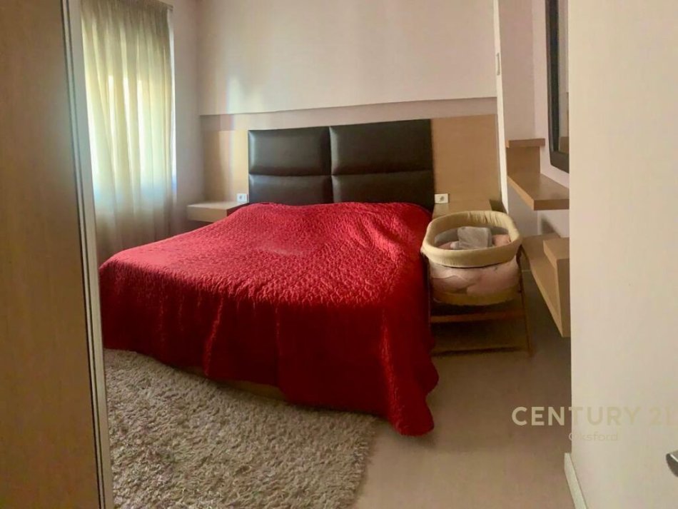 Tirane, jepet me qera apartament 2+1+Aneks+Ballkon Kati 5, 109 m² 600 € (yzberisht)