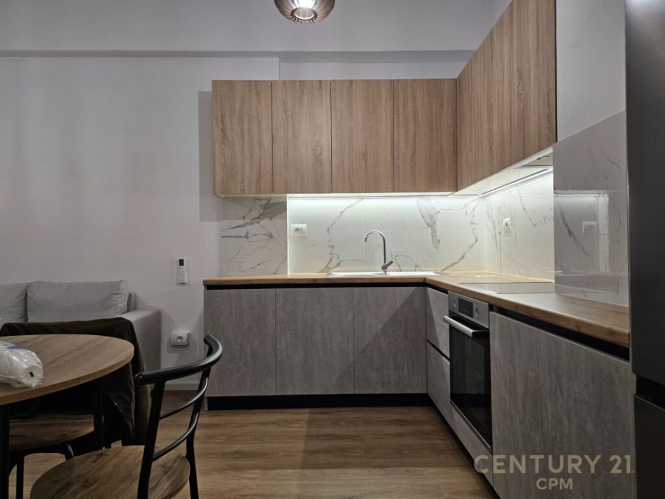 Tirane, jepet me qera apartament 1+1 Kati 7, 52 m² 500 € (ali dem)