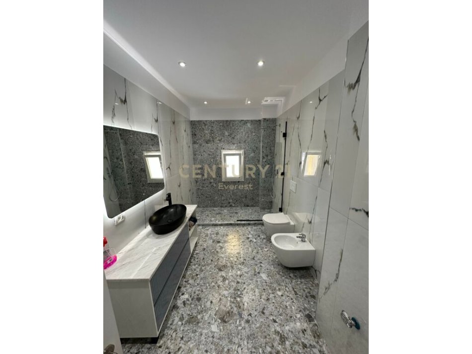 Tirane, jepet me qera apartament 3+1 Kati 3, 130 m² 1.200 € (Rezidenca Lake Land farke)