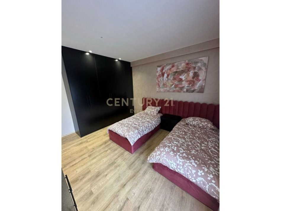 Tirane, jepet me qera apartament 3+1 Kati 3, 130 m² 1.200 € (Rezidenca Lake Land farke)