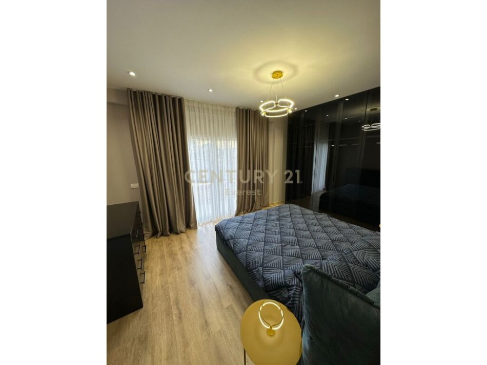 Tirane, jepet me qera apartament 3+1 Kati 3, 130 m² 1.200 € (Rezidenca Lake Land farke)
