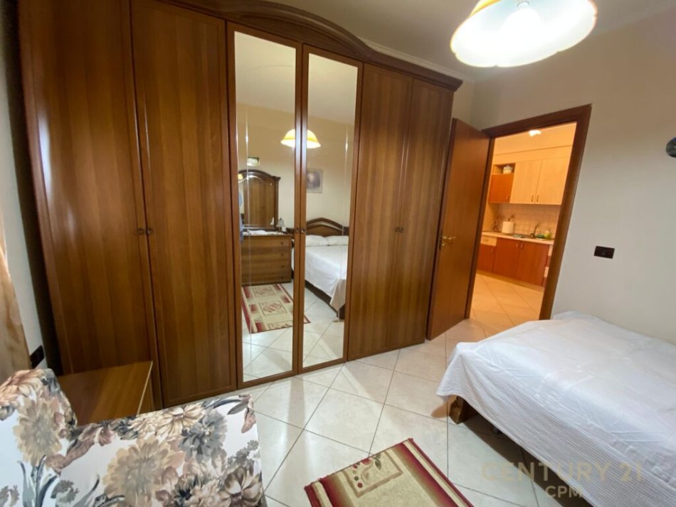 Tirane, jepet me qera apartament 1+1 Kati 4, 64 m² 600 € (rruga e kavajes)