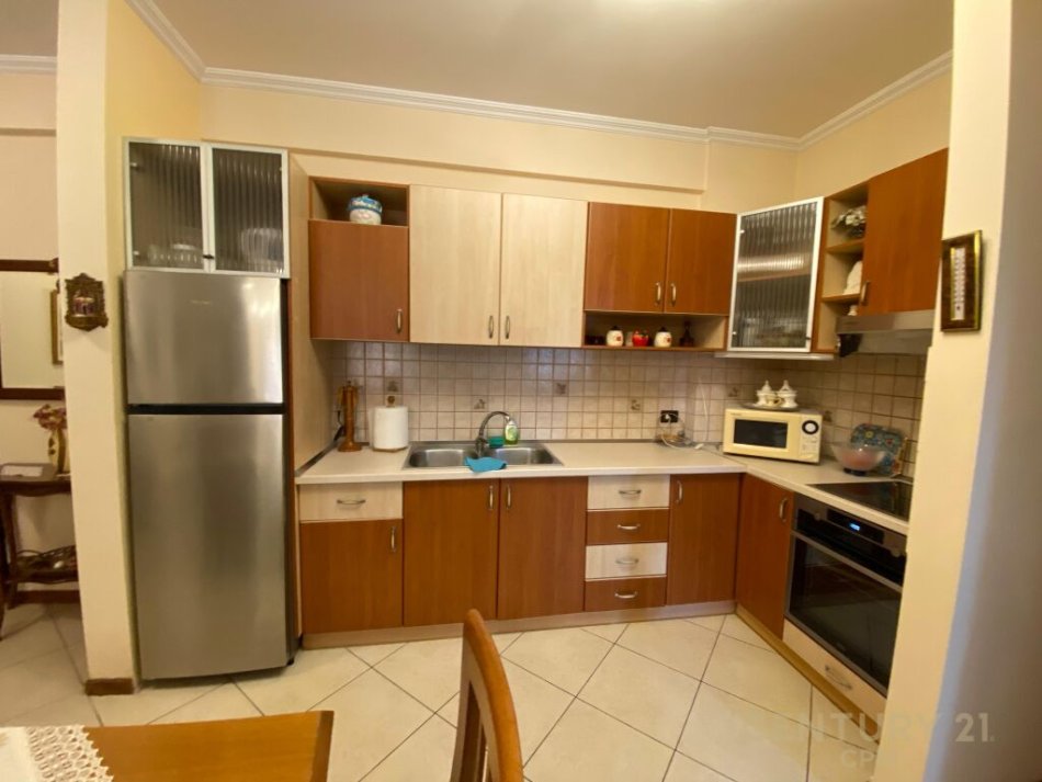 Tirane, jepet me qera apartament 1+1 Kati 4, 64 m² 600 € (rruga e kavajes)