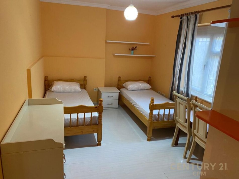 Tirane, jepet me qera apartament 4+1 Kati 1, 120 m² 800 € (pazari i ri)