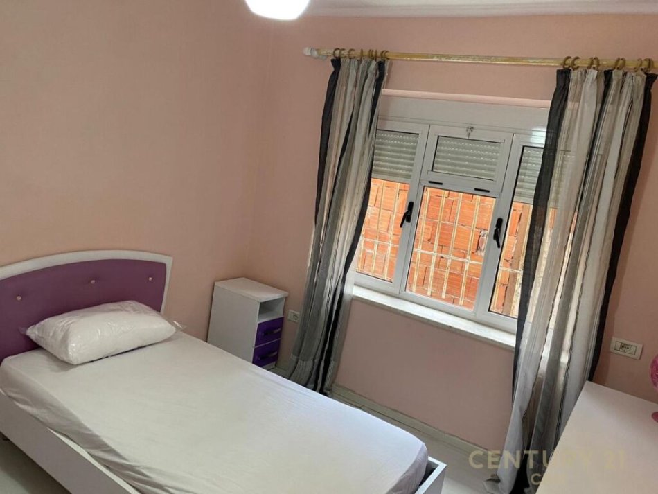 Tirane, jepet me qera apartament 4+1 Kati 1, 120 m² 800 € (pazari i ri)