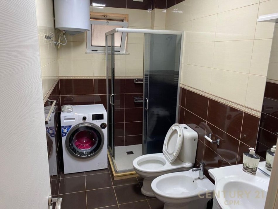 Tirane, jepet me qera apartament 4+1 Kati 1, 120 m² 800 € (pazari i ri)