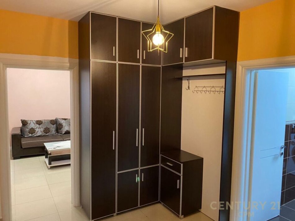 Tirane, jepet me qera apartament 4+1 Kati 1, 120 m² 800 € (pazari i ri)